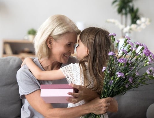 Regalos para abuelas y abuelos. Cómo sorprender con una joya personalizada